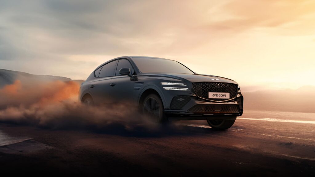모던한 SUV, 역동적인 주행 모습