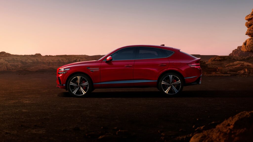 세련된 붉은 색 SUV 자동차