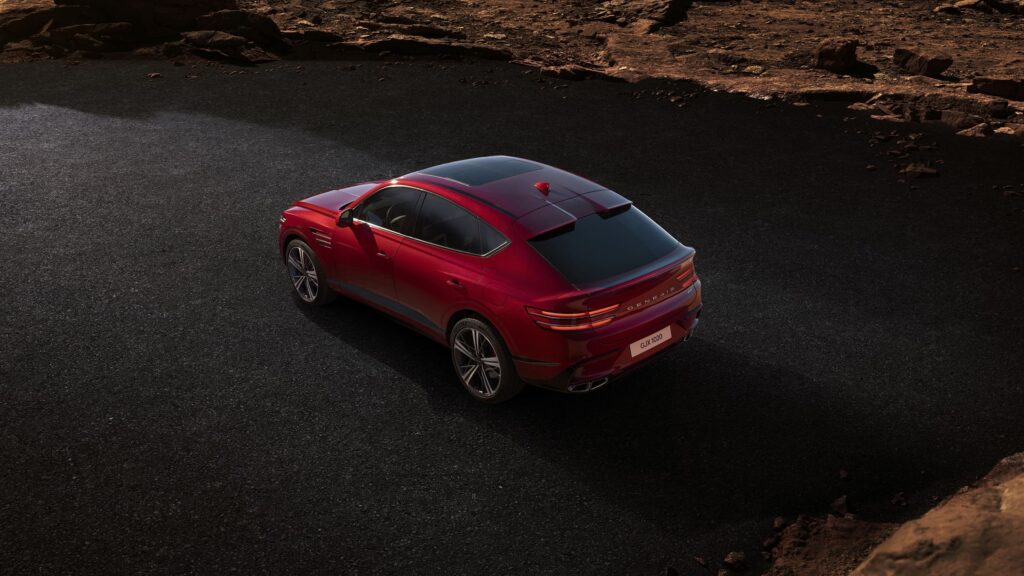 붉은 SUV, 매력적인 디자인
