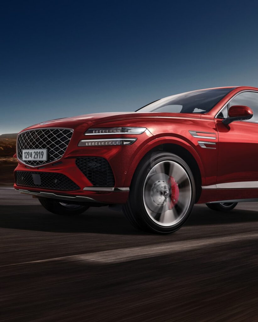 세련된 디자인의 빨간 SUV