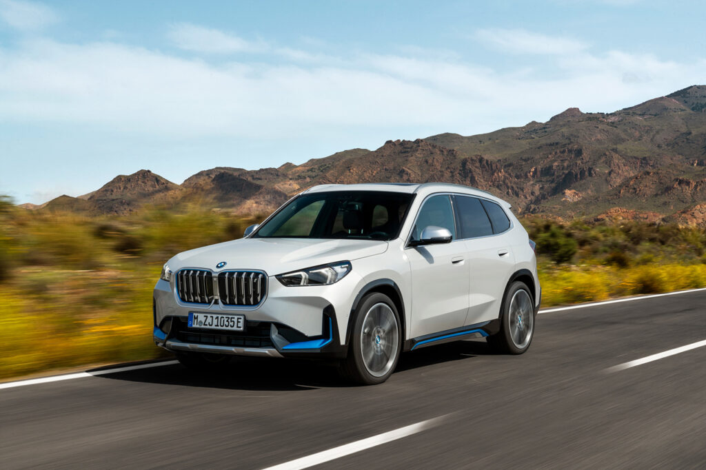 BMW iX1 2026년형이 달리는 모습