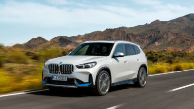 BMW iX1 2026년형이 달리는 모습