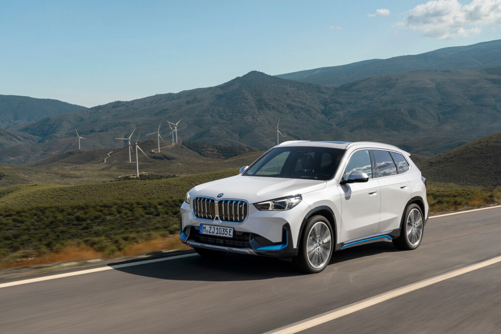 BMW iX1 2026년형이 도로위에서 달리는 중