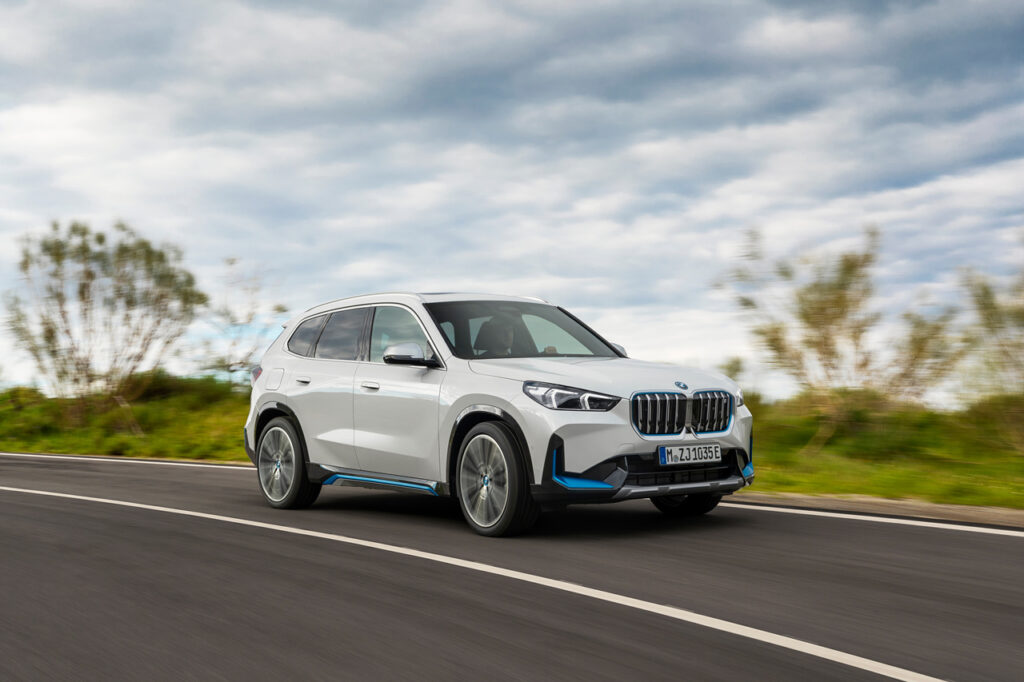 BMW iX1 2026년형이 달리고 있다