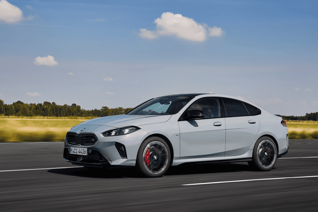 2026 BMW 2 액티브 투어러가 달리는 모습