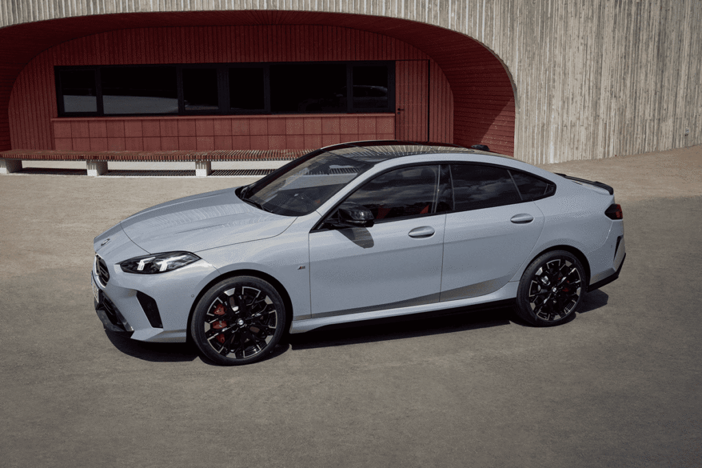 2026 BMW 2 액티브 투어러가 서있다