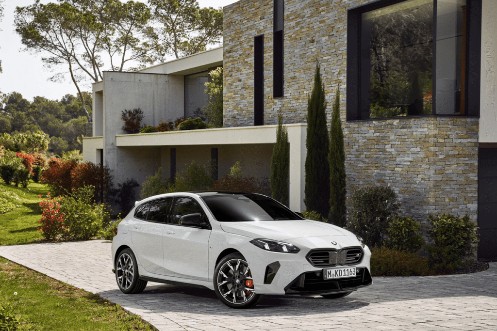 집 앞에 주차된 BMW 1 F70 노이어 클라쎄