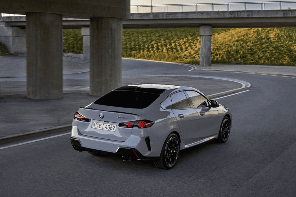 2026 BMW 2 액티브 투어러가 달리는 모습