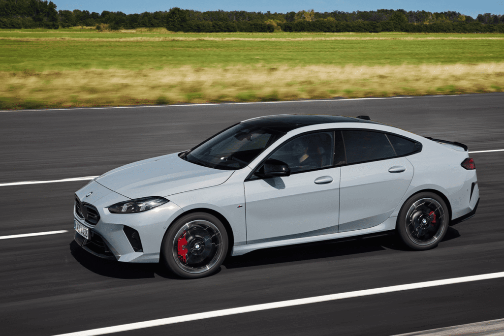 2026 BMW 2 액티브 투어러가 달리는 모습