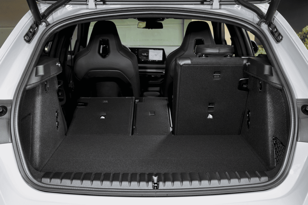 BMW 1 F70 노이어 클라쎄 트렁크 내부