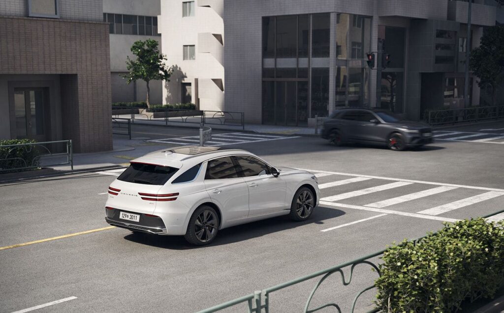 시내 주행중인 2026 제네시스 GV70