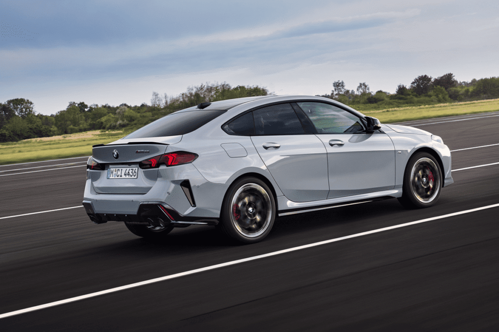 2026 BMW 2 액티브 투어러가 달리는 모습