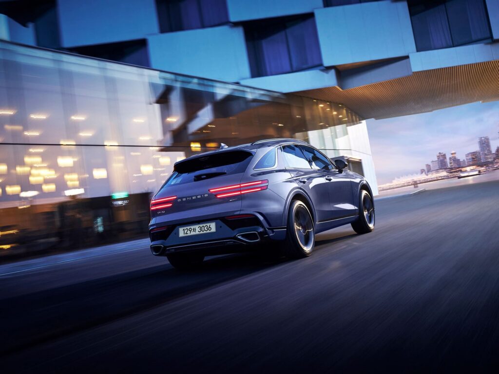 달리는 2026 제네시스 GV70 뒷모습