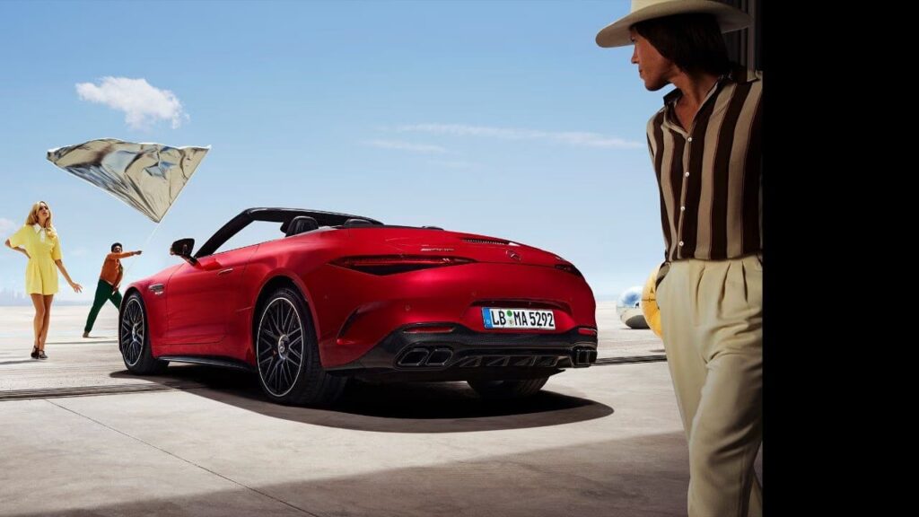 벤츠 SL 7세대 AMG SL 63 E-퍼포먼스를 쳐다보는 사람들