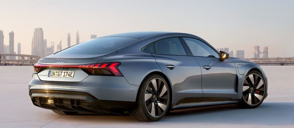 2026 아우디 e-트론 GT 후면과 측면