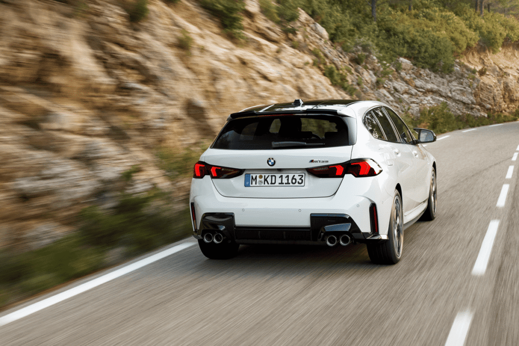 도로를 달리는 BMW 1 F70 노이어 클라쎄