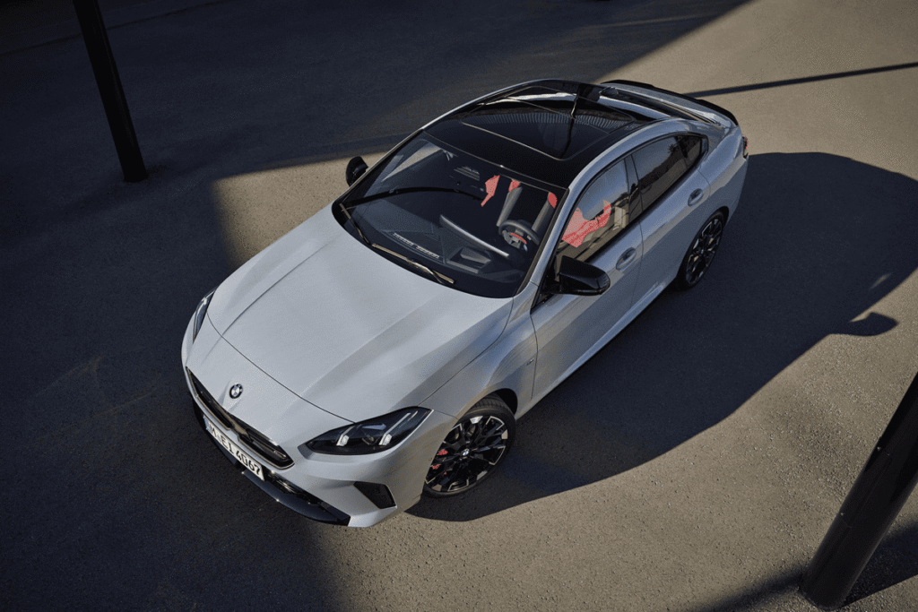 2026 BMW 2 액티브 투어러가 서있다