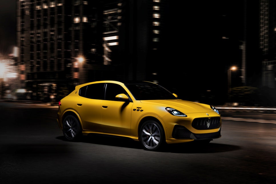 어두운 도로 위에 서있는 2026 마세라티 그레칼레