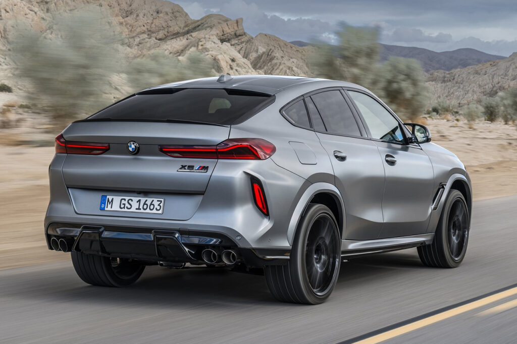 도로 위를 달리는 2026 BMW X6 M