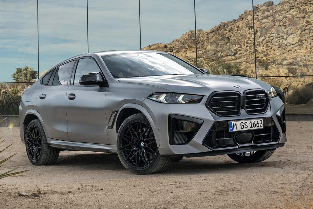 서있는 2026 BMW X6 M