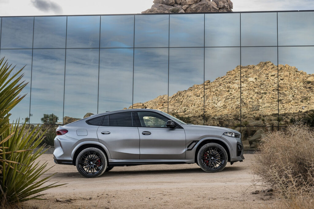 서있는 2026 BMW X6 M