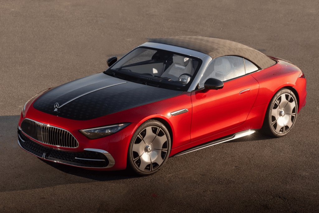 레드 컬러의 2026 벤츠 마이바흐 SL 680 