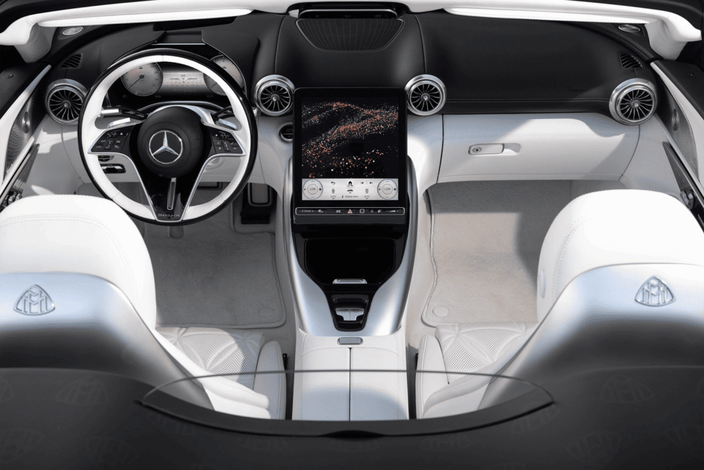 화이트 컬러 2026 벤츠 마이바흐 SL 680 내부