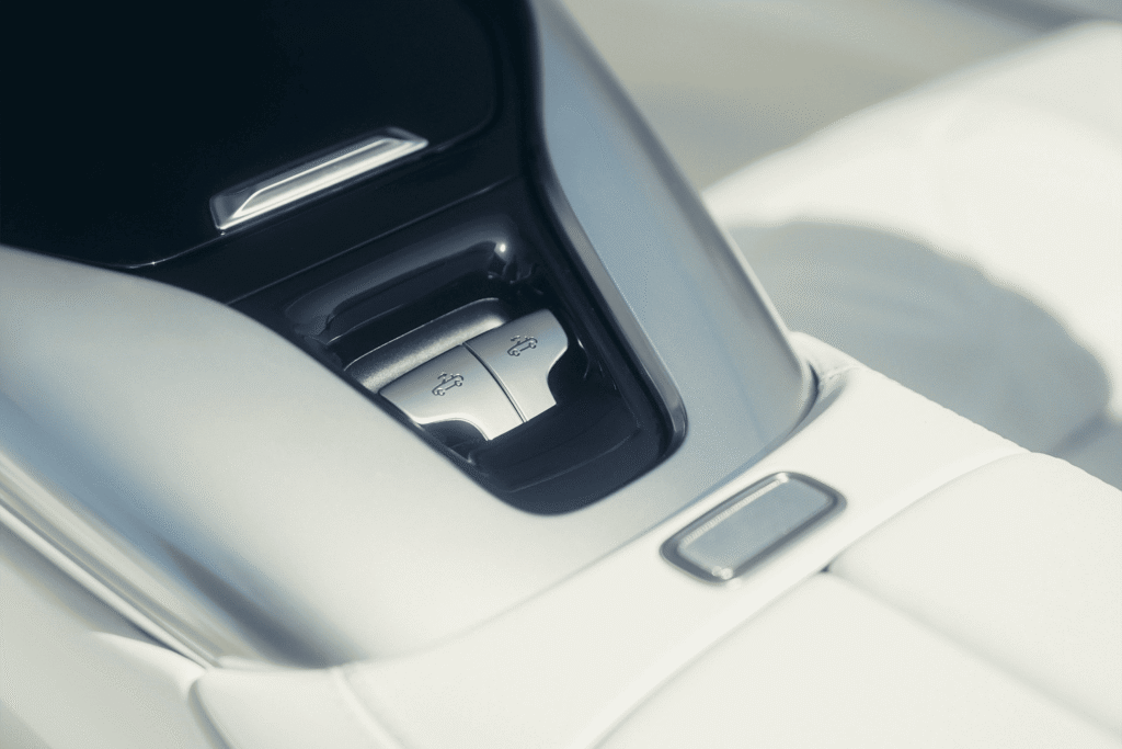 화이트 컬러 2026 벤츠 마이바흐 SL 680 내부