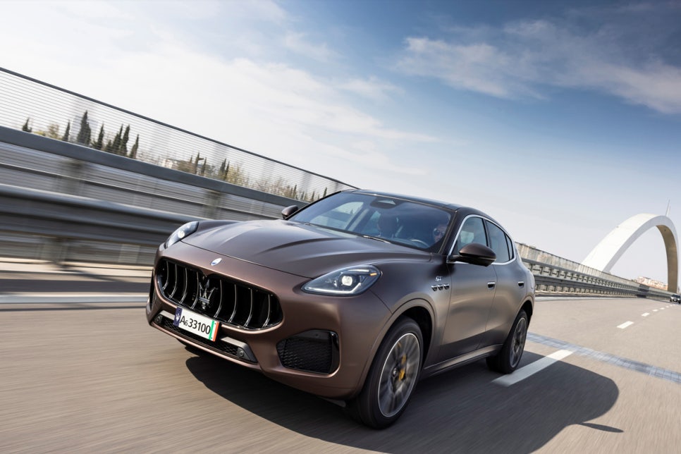 도로 위를 달리는 2026 마세라티 그레칼레