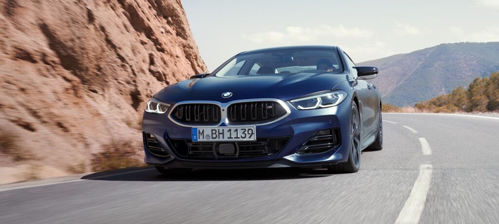 도로 위를 달리는 2026 BMW M850i 그란쿠페