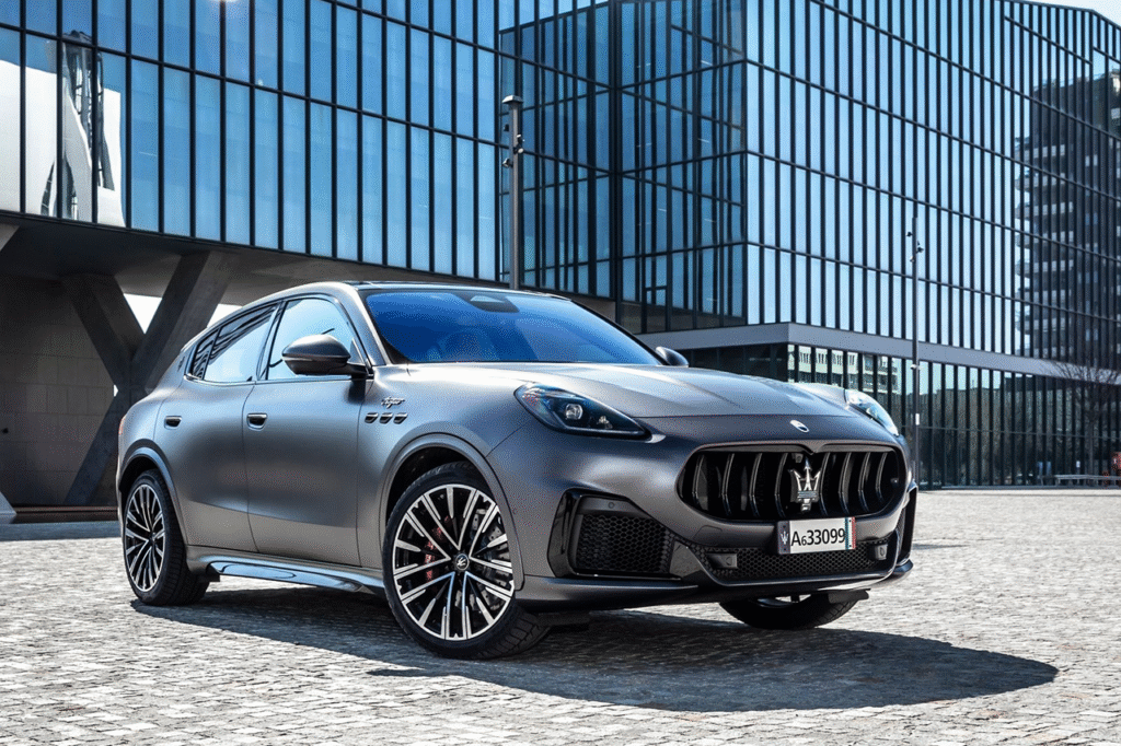 건물 앞에 서있는 2026 마세라티 그레칼레