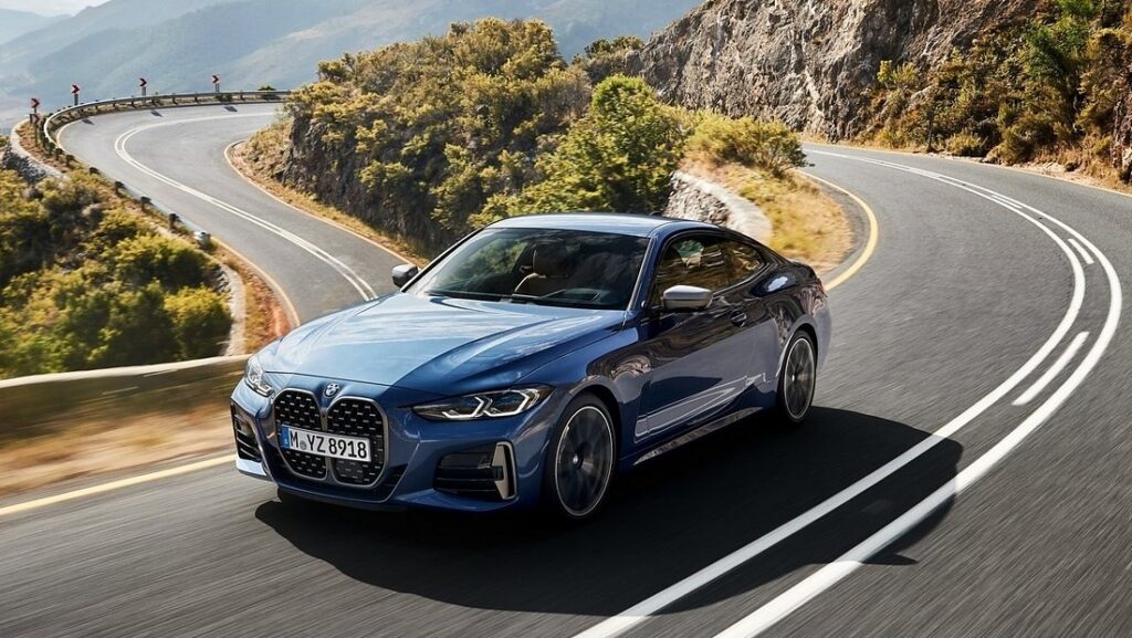 2026 BMW 4시리즈가 도로 위를 달리고 있다