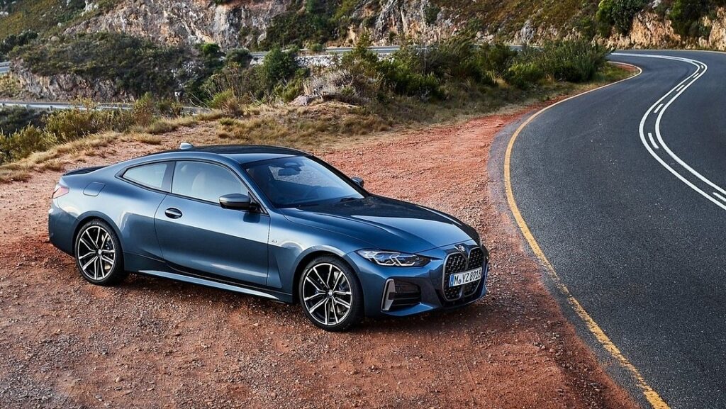 2026 BMW 4시리즈가 서있다
