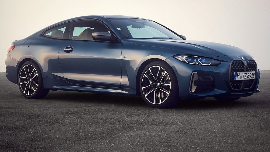 2026 BMW 4시리즈가 도로 위를 달리고 있다