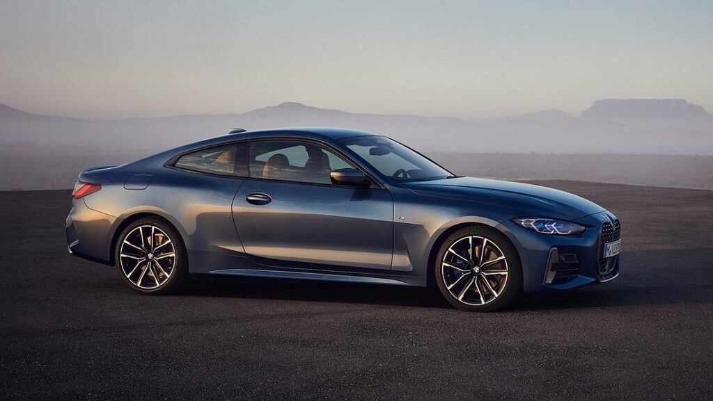 2026 BMW 4시리즈가 도로 위를 달리고 있다