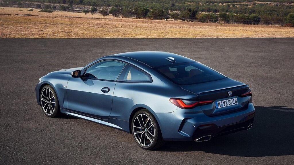 2026 BMW 4시리즈가 서있다