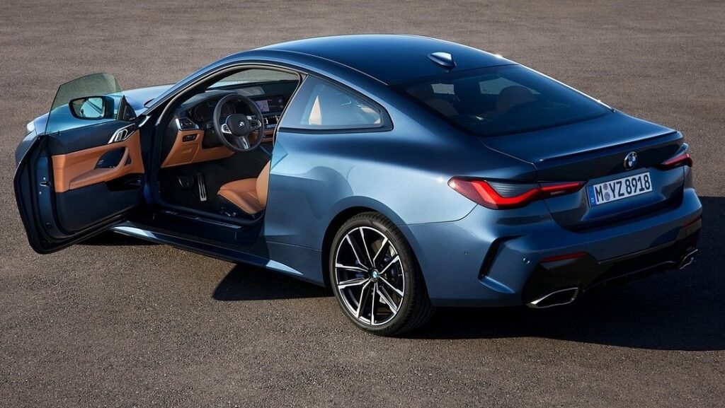 2026 BMW 4시리즈가 서있다