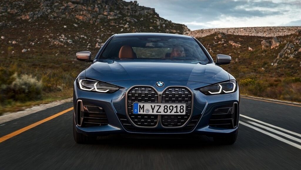 도로 위에 2026 BMW 4시리즈가 서있다