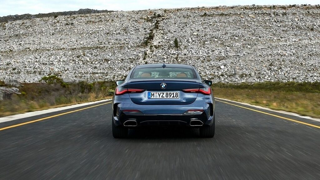 도로 위에 2026 BMW 4시리즈가 서있다