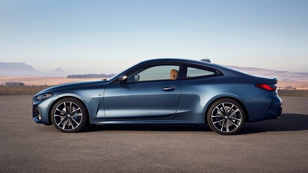 2026 BMW 4시리즈가 도로 위를 달리고 있다