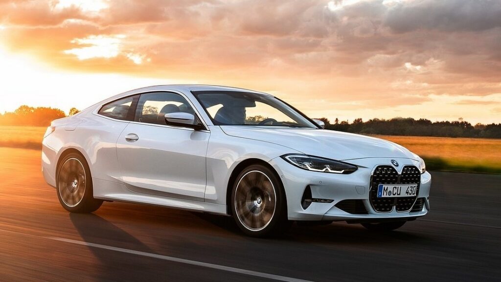 2026 BMW 4시리즈가 도로 위를 달리고 있다