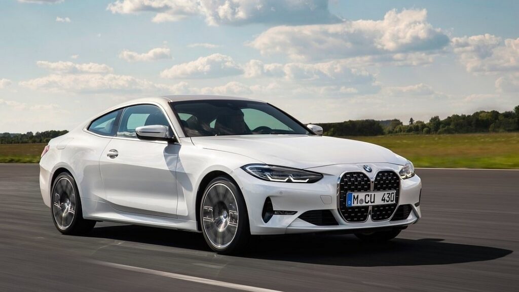 2026 BMW 4시리즈가 도로 위를 달리고 있다
