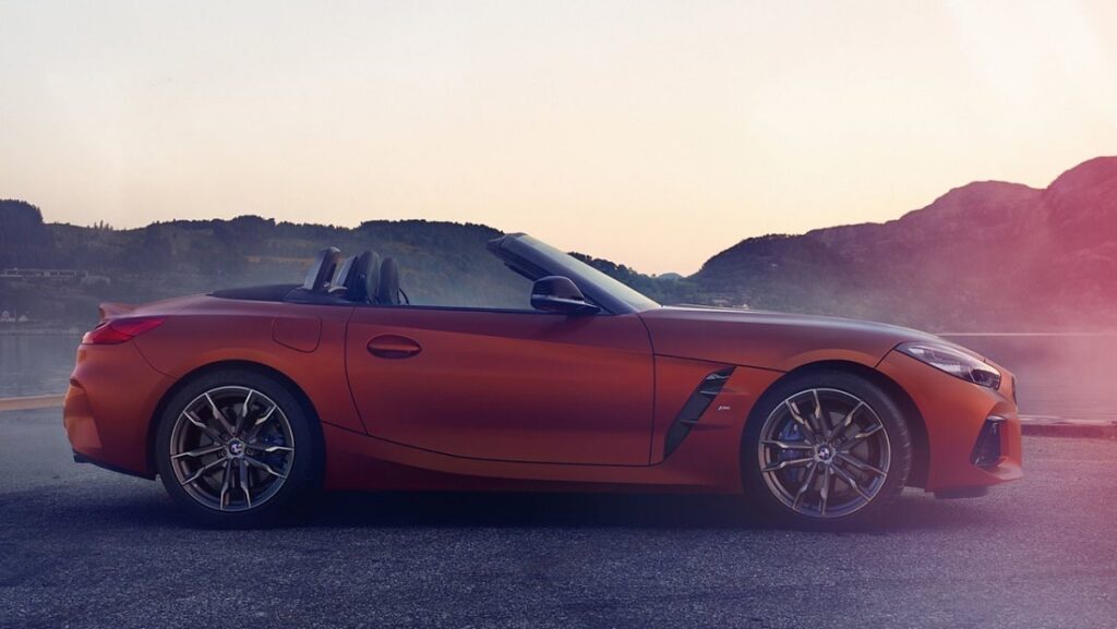 빨간색 2026 BMW Z4 M40i  옆모습