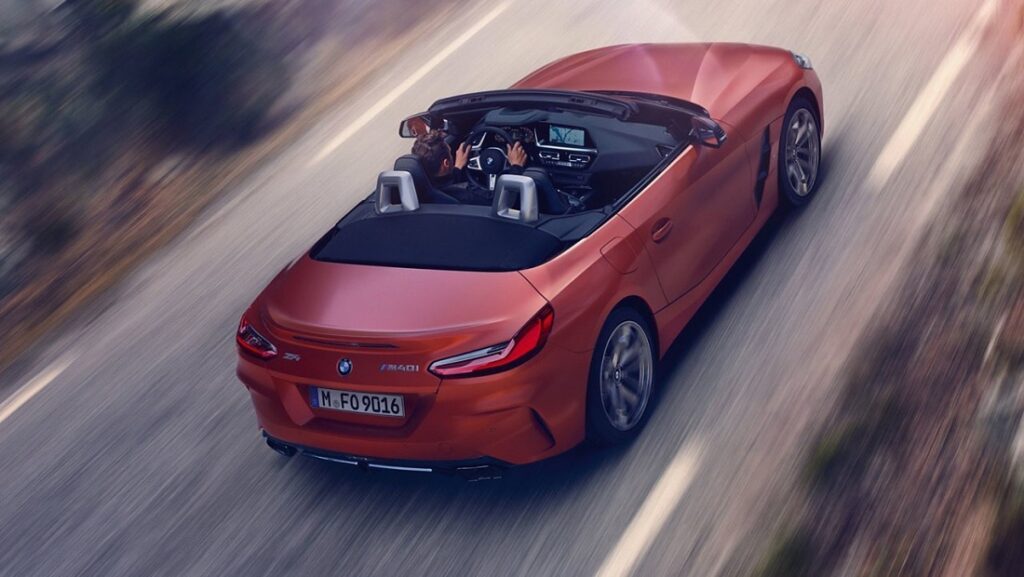 빨간색 2026 BMW Z4 M40i가 달리고 있다