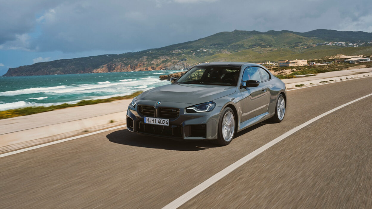 해변가를 달리는 2026 BMW M2
