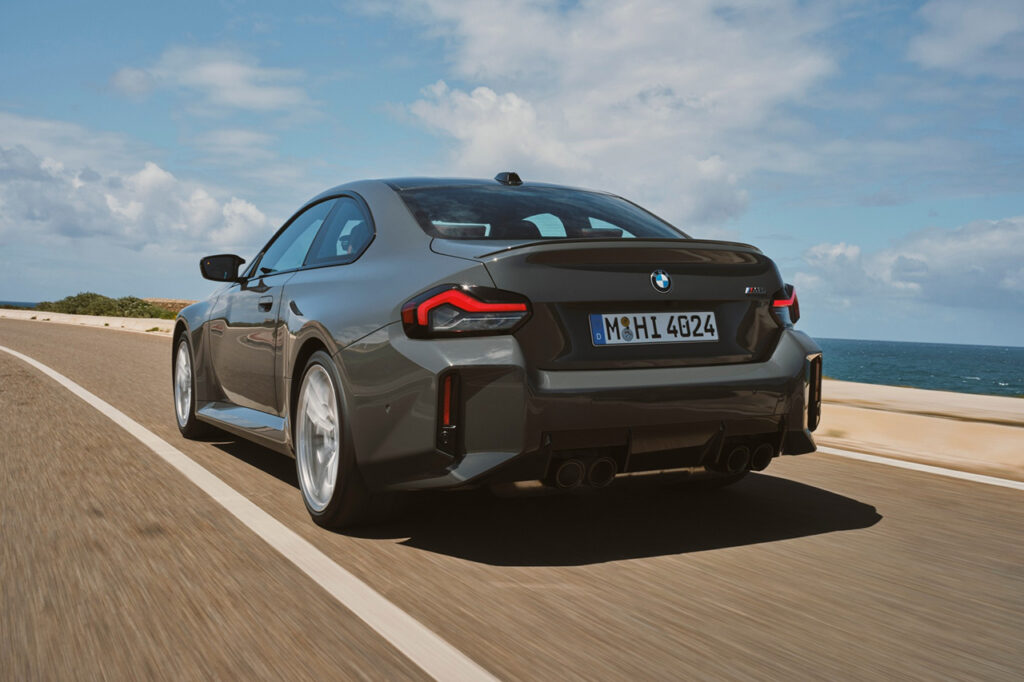 도로 위를 달리는 2026 BMW M2 쿠페