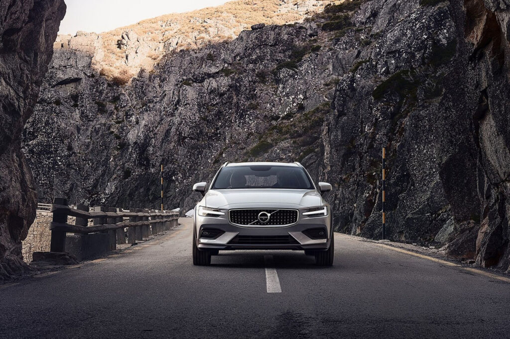 도로 위를 달리는 2026 볼보 V60 크로스 컨트리 정면 모습