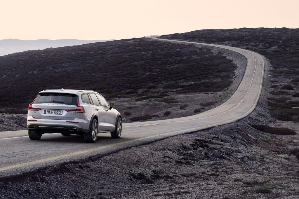 도로 위를 달리는 2026 볼보 V60 크로스 컨트리 뒷모습