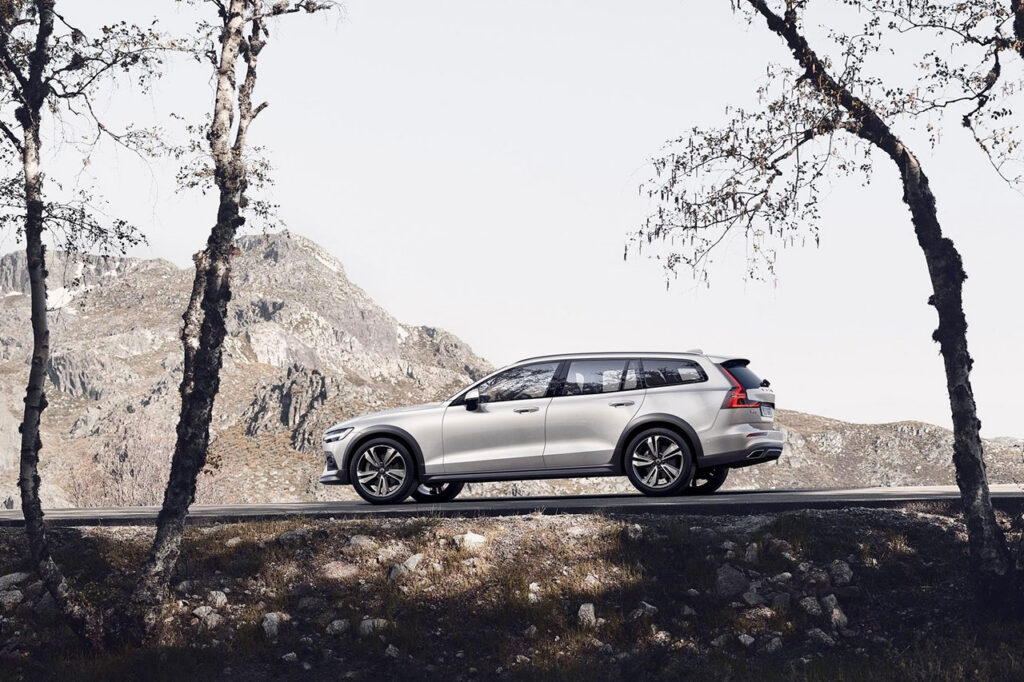 2026 볼보 V60 크로스 컨트리 측면 모습