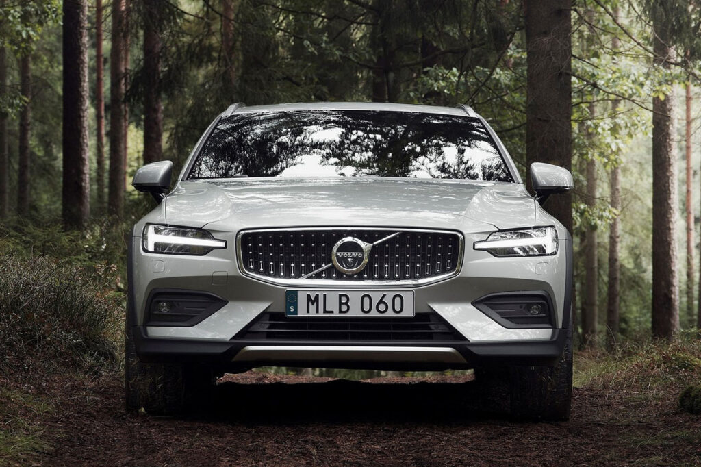 숲 속에 있는 2026 볼보 V60 크로스 컨트리 정면